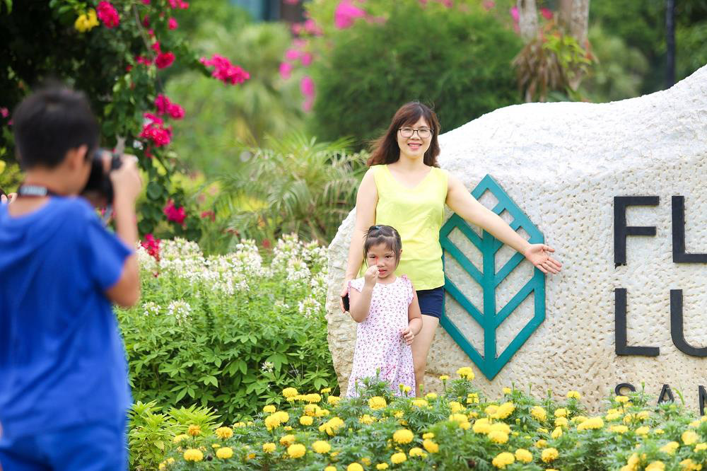 Bất ngờ với thi&ecirc;n đường hoa rực rỡ khiến chị em m&ecirc; mẩn tại Sầm Sơn - Ảnh 5.