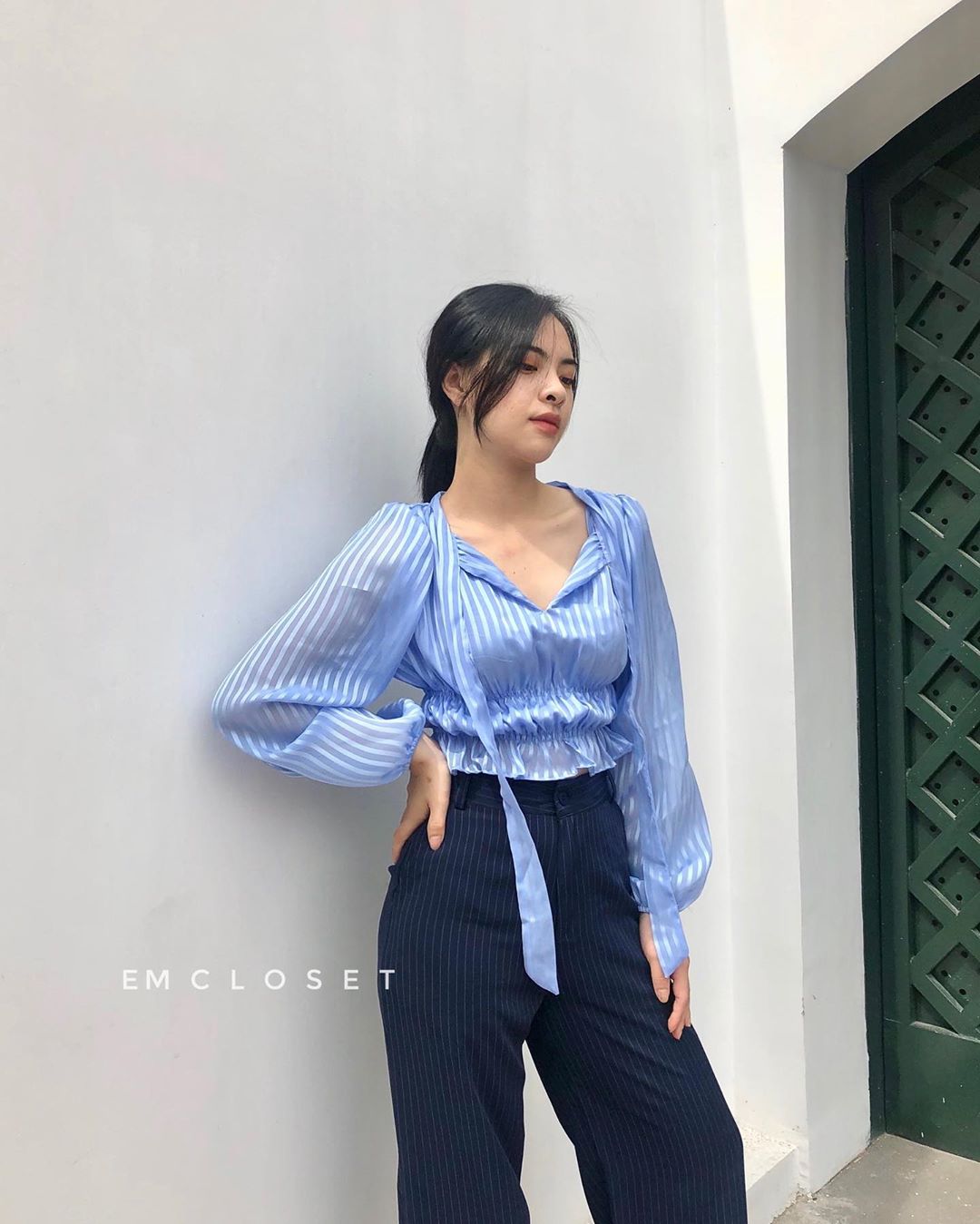 Giao mùa sắm áo blouse buộc dây vừa sang đẹp lại đúng chuẩn công sở thanh lịch - Ảnh 8.