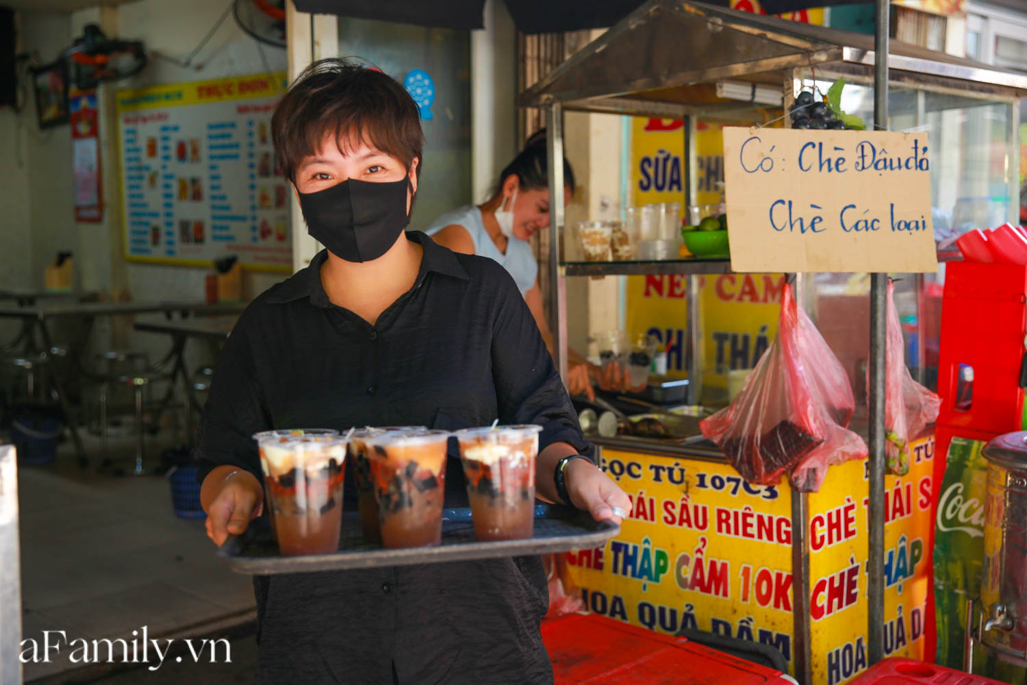 Nhiều người năm nay đã mất kiên nhẫn với &quot;truyền thuyết&quot; ăn chè đậu đỏ ngày Thất tịch sẽ có bồ, khiến hàng loạt quán chè tại Sài Gòn vắng tanh dù giá thì vẫn cứ tăng ào ào - Ảnh 5.