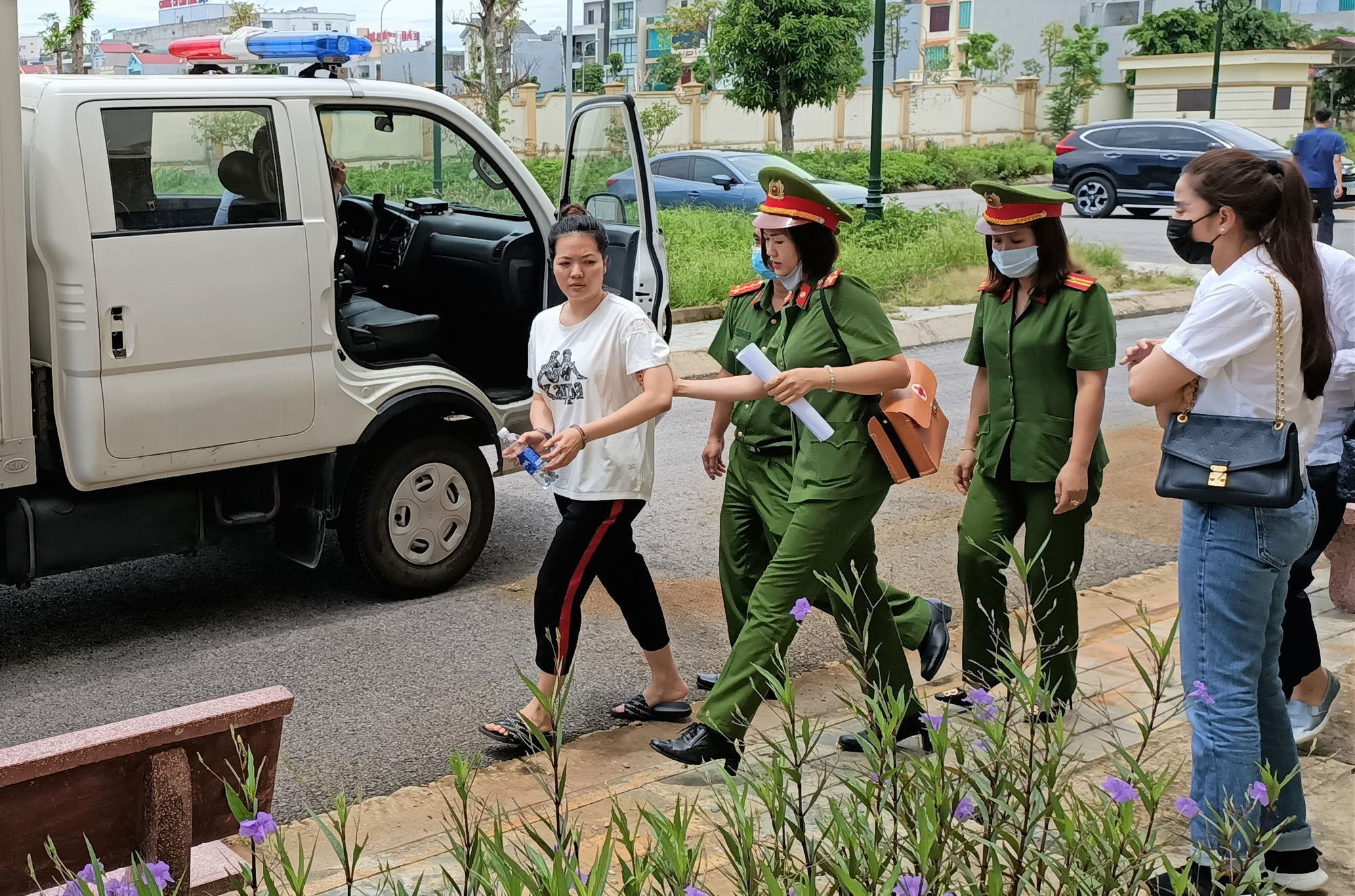 Nữ giám đốc khai đâm chết người tình để tự vệ do bị sàm sỡ vùng ngực - Ảnh 3.