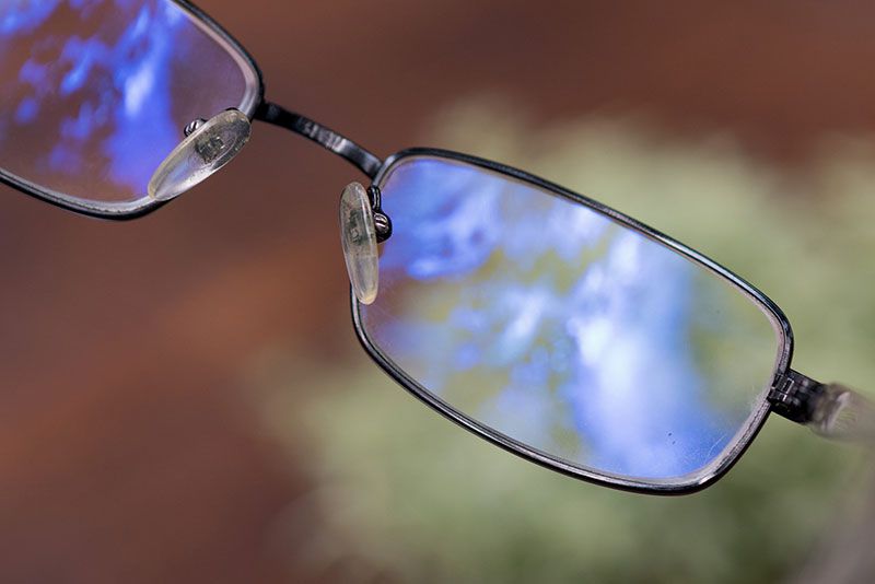 Mắt kính chống ánh sáng xanh có THẬT SỰ có tác dụng bảo vệ mắt hay không? Đáp án của chuyên gia Nhãn khoa sẽ khiến bạn phải giật mình - Ảnh 3.
