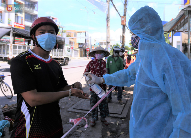 Sinh viên, người nghèo Đà Nẵng xếp hàng dài, cách nhau 2m chờ nhận cơm miễn phí trong dịch Covid-19 - Ảnh 7.