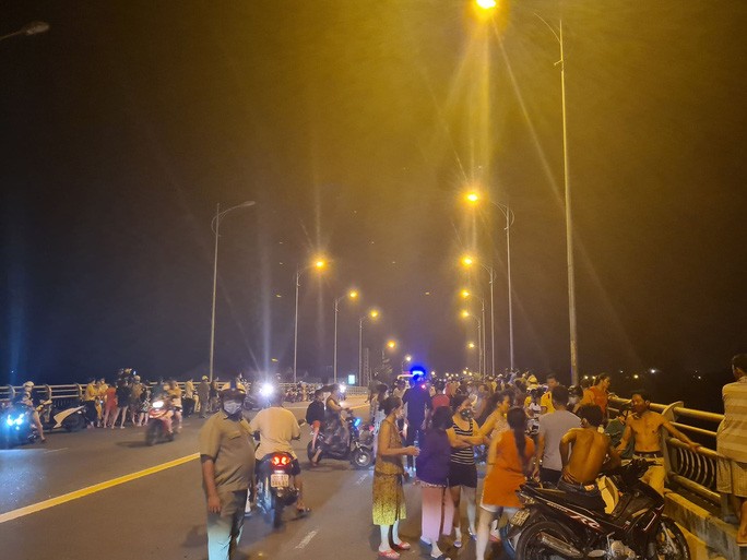 Giận mẹ, thanh niên 19 tuổi nhờ bạn chở lên cầu nhảy tự tử - Ảnh 3. Giận mẹ, thanh niên 19 tuổi nhờ bạn chở lên cầu nhảy tự tử - Ảnh 3.