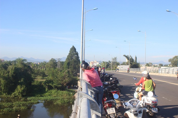 Giận mẹ, thanh niên 19 tuổi nhờ bạn chở lên cầu nhảy tự tử - Ảnh 6.