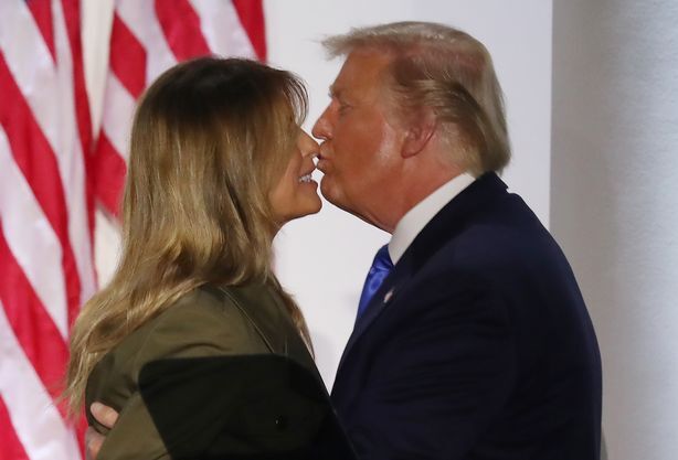 Sau cái gạt tay đầy phũ phàng, Đệ nhất phu nhân Mỹ lại trở thành tâm điểm chú ý khi nghiêng đầu &quot;né&quot; nụ hôn của chồng - Ảnh 2.