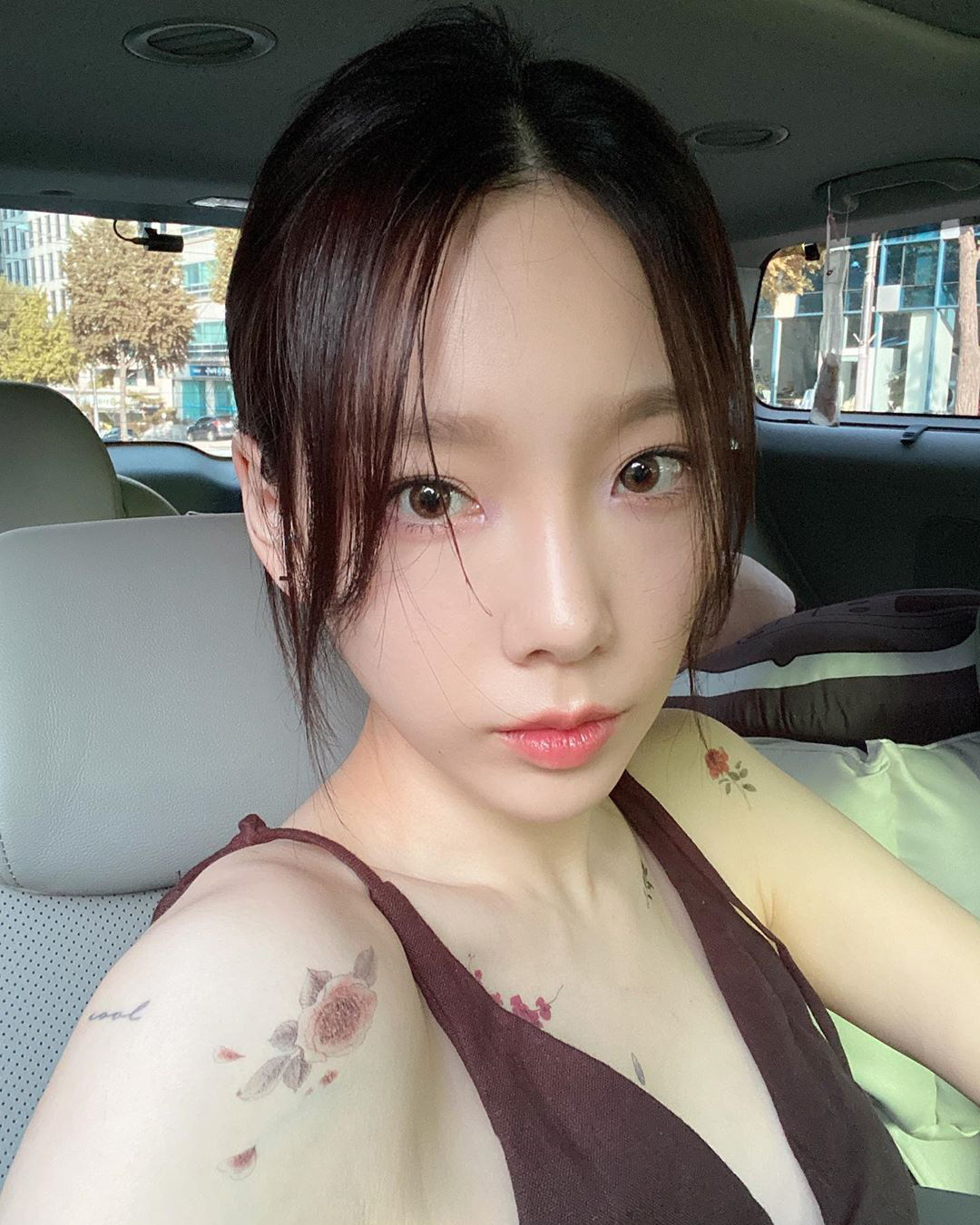 Hình tattoo mới của Taeyeon 1961 và Đôi kính  Nó gợi nhắc đến  papavà tiệm kính nơi cất giữ nhiều kỉ niệm của cả Tae và gia đình  cre godtaengoo39 