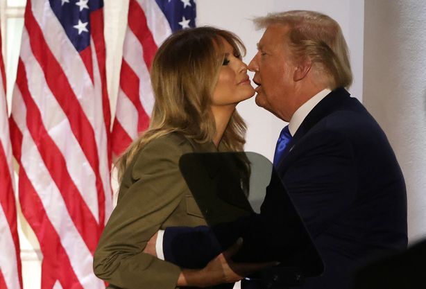 Sau cái gạt tay đầy phũ phàng, Đệ nhất phu nhân Mỹ lại trở thành tâm điểm chú ý khi nghiêng đầu &quot;né&quot; nụ hôn của chồng - Ảnh 3.