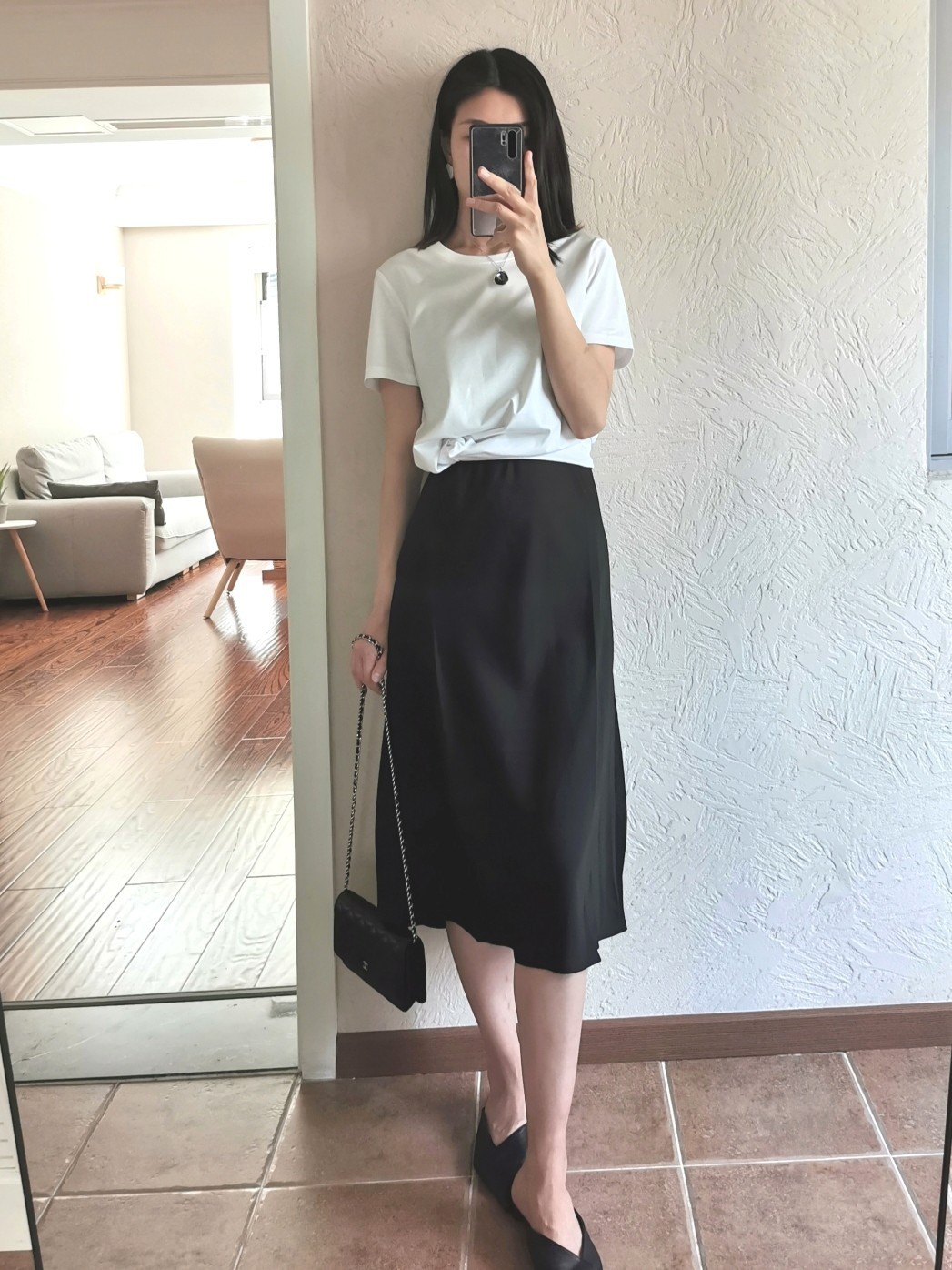 Thử xếp 6 bộ đồ với áo phông trắng cho cả tuần, tôi chưa bao giờ thấy việc lên đồ mỗi sáng nhanh đến vậy - Ảnh 7. Thử xếp 6 bộ đồ với áo phông trắng cho cả tuần, tôi chưa bao giờ thấy việc lên đồ mỗi sáng nhanh đến vậy - Ảnh 7.