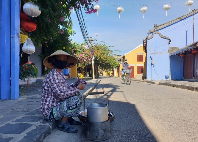 Thành phố Hội An ngày đầu 'gỡ bỏ' cách ly toàn xã hội - Ảnh 4.