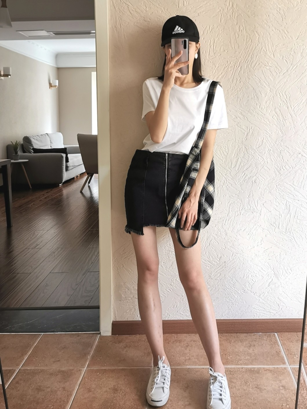 Thử xếp 6 bộ đồ với áo phông trắng cho cả tuần, tôi chưa bao giờ thấy việc lên đồ mỗi sáng nhanh đến vậy - Ảnh 2. Thử xếp 6 bộ đồ với áo phông trắng cho cả tuần, tôi chưa bao giờ thấy việc lên đồ mỗi sáng nhanh đến vậy - Ảnh 2.