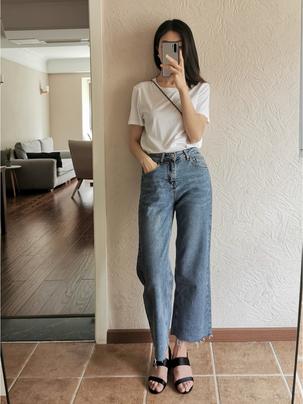 Thử xếp 6 bộ đồ với áo phông trắng cho cả tuần, tôi chưa bao giờ thấy việc lên đồ mỗi sáng nhanh đến vậy - Ảnh 6. Thử xếp 6 bộ đồ với áo phông trắng cho cả tuần, tôi chưa bao giờ thấy việc lên đồ mỗi sáng nhanh đến vậy - Ảnh 6.