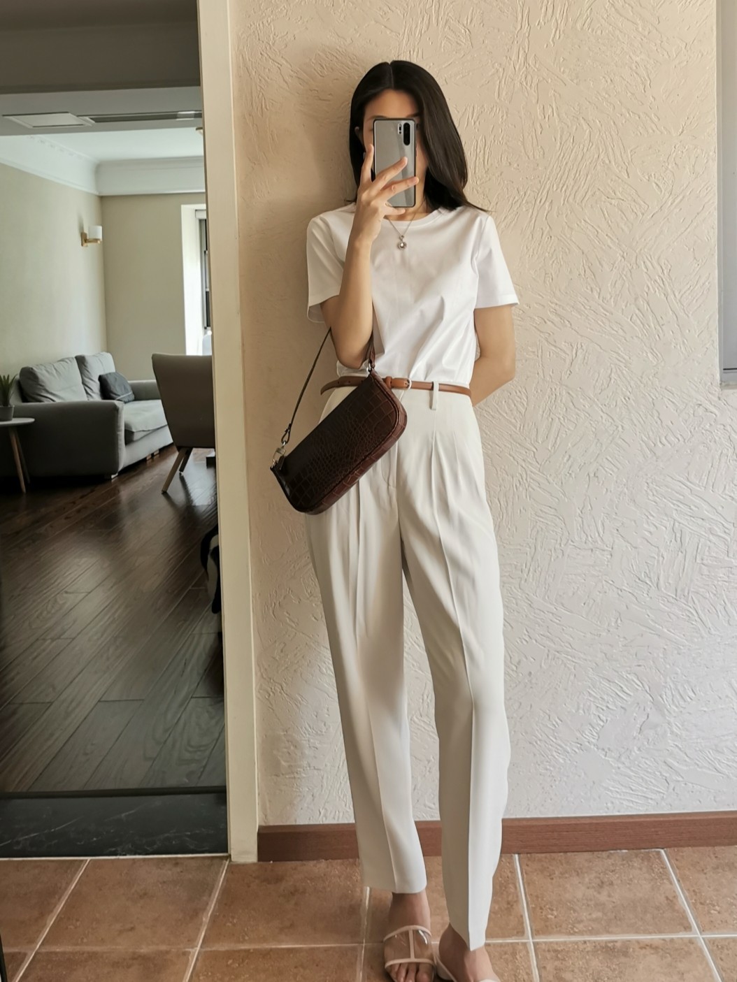 Thử xếp 6 bộ đồ với áo phông trắng cho cả tuần, tôi chưa bao giờ thấy việc lên đồ mỗi sáng nhanh đến vậy - Ảnh 4. Thử xếp 6 bộ đồ với áo phông trắng cho cả tuần, tôi chưa bao giờ thấy việc lên đồ mỗi sáng nhanh đến vậy - Ảnh 4.