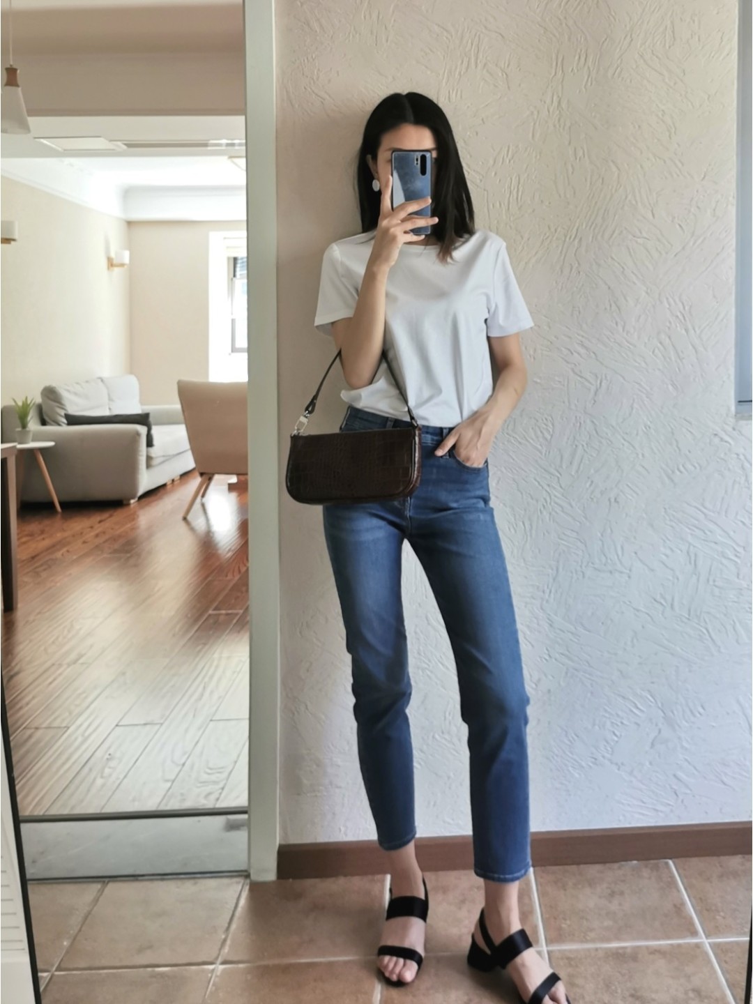 Thử xếp 6 bộ đồ với áo phông trắng cho cả tuần, tôi chưa bao giờ thấy việc lên đồ mỗi sáng nhanh đến vậy - Ảnh 5. Thử xếp 6 bộ đồ với áo phông trắng cho cả tuần, tôi chưa bao giờ thấy việc lên đồ mỗi sáng nhanh đến vậy - Ảnh 5.