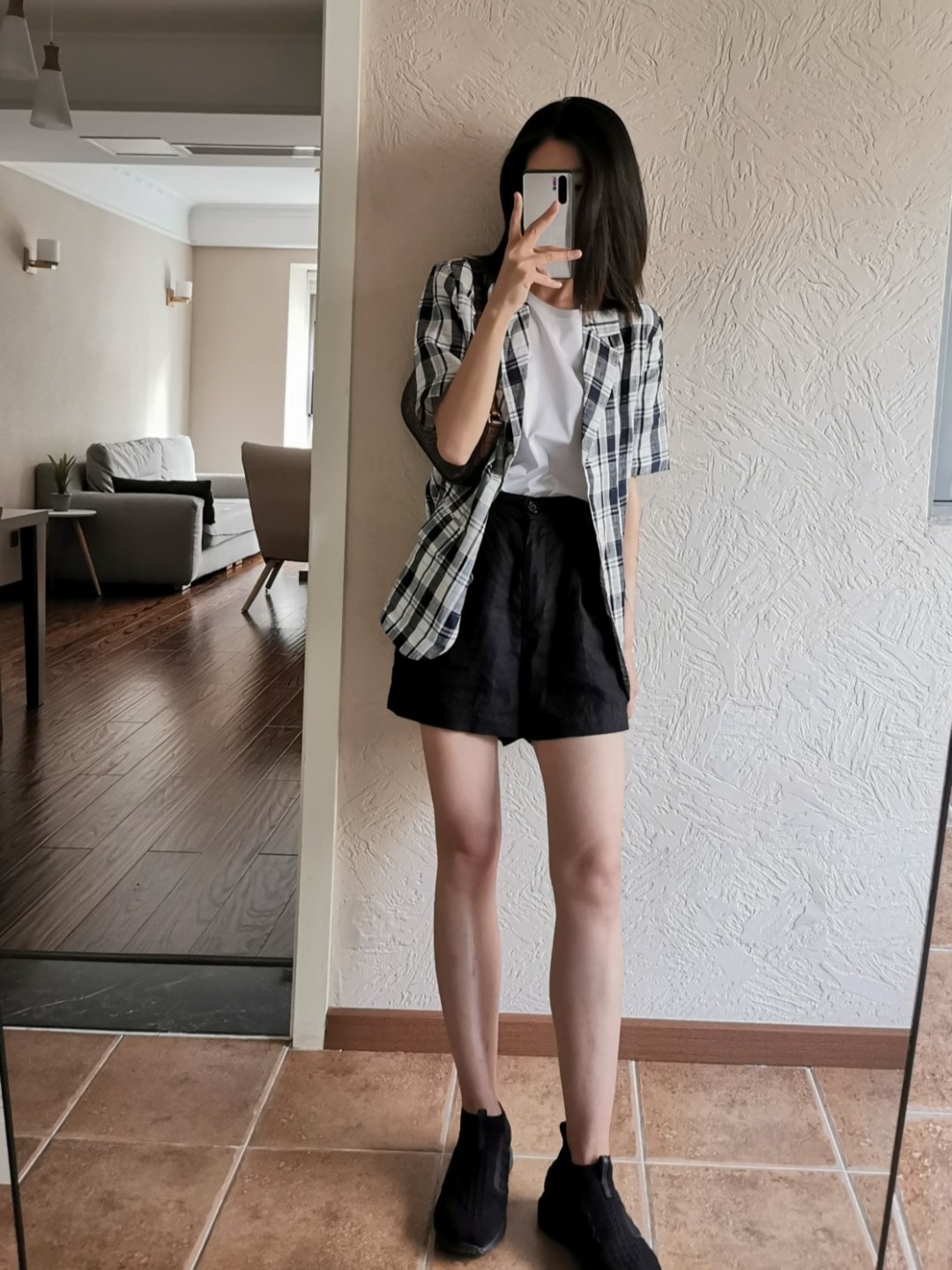 Thử xếp 6 bộ đồ với áo phông trắng cho cả tuần, tôi chưa bao giờ thấy việc lên đồ mỗi sáng nhanh đến vậy - Ảnh 3. Thử xếp 6 bộ đồ với áo phông trắng cho cả tuần, tôi chưa bao giờ thấy việc lên đồ mỗi sáng nhanh đến vậy - Ảnh 3.