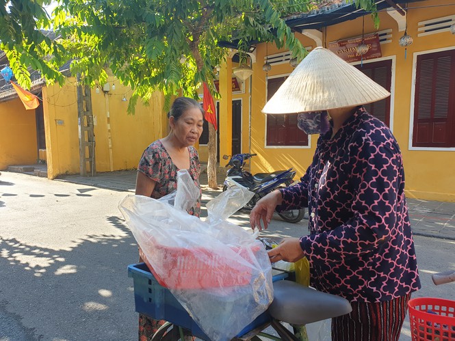 Thành phố Hội An ngày đầu 'gỡ bỏ' cách ly toàn xã hội - Ảnh 5.