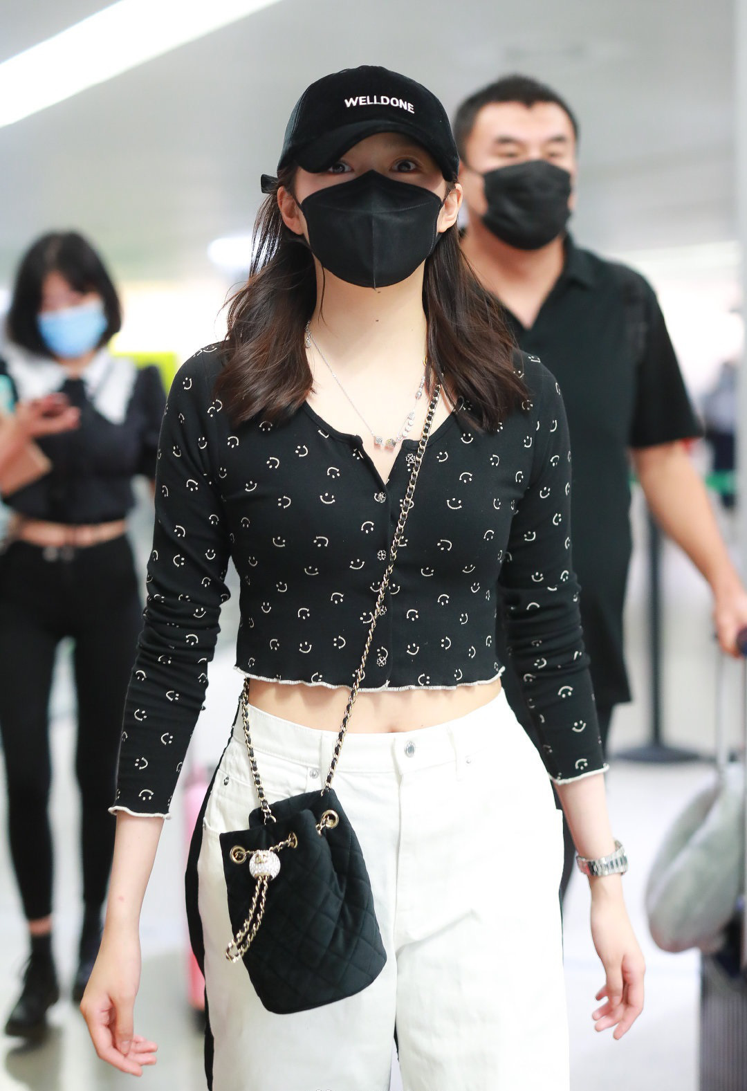 1 chiếc crop top 2 cách diện: Angela Baby hack tuổi như nữ sinh, Quan Hiểu Đồng lên đồ đơn giản mà trẻ trung - Ảnh 4. 1 chiếc crop top 2 cách diện: Angela Baby hack tuổi như nữ sinh, Quan Hiểu Đồng lên đồ đơn giản mà trẻ trung - Ảnh 4.