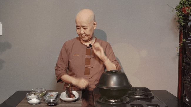 Kênh ẩm thực chay của nghệ nhȃn Nguyễn Dzoãn Cẩm Vȃn - Ảnh 1.