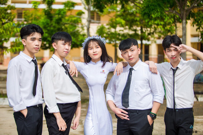 Lại thêm 1 màn nhờ bóp ảnh cho eo thon và cao như Ngọc Trinh, nữ sinh "nhận hàng" bá đạo mà cười không ngớt miệng - Ảnh 2. Lại thêm 1 màn nhờ bóp ảnh cho eo thon và cao như Ngọc Trinh, nữ sinh "nhận hàng" bá đạo mà cười không ngớt miệng - Ảnh 2.