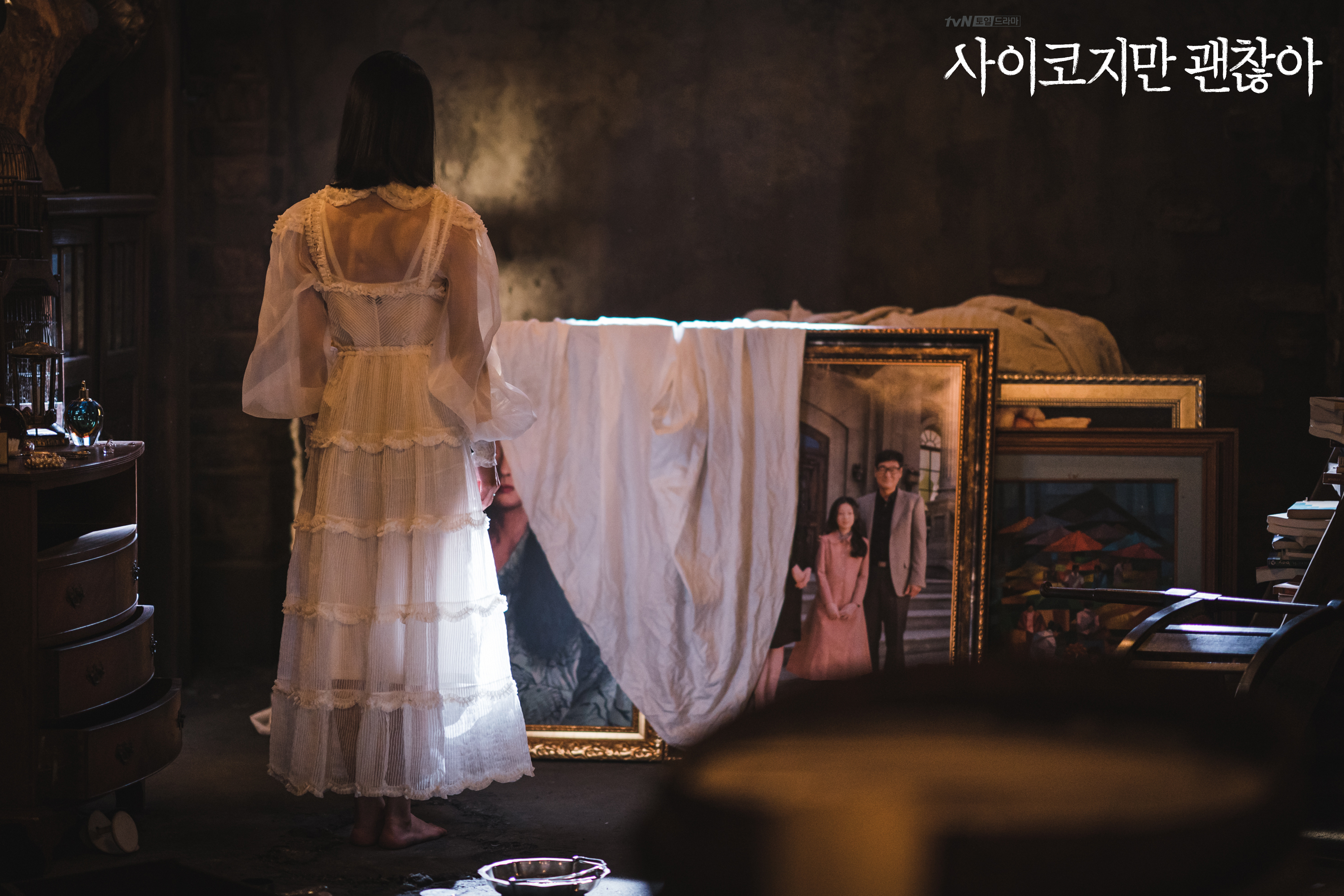 Một chiếc váy 2 số phận: &quot;Điên nữ Iteawon&quot; bị chê khó cảm, Seo Ye Ji diện lên lại sang hết sức - Ảnh 4.