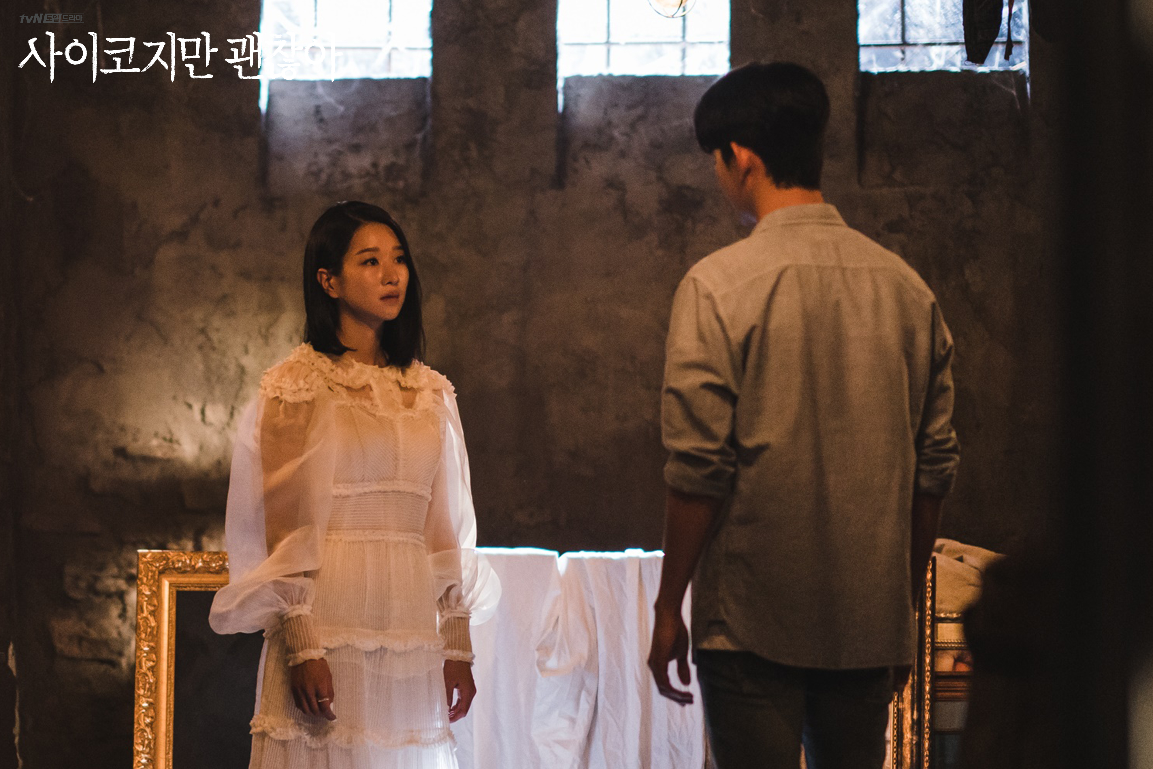 Một chiếc váy 2 số phận: &quot;Điên nữ Iteawon&quot; bị chê khó cảm, Seo Ye Ji diện lên lại sang hết sức - Ảnh 3.