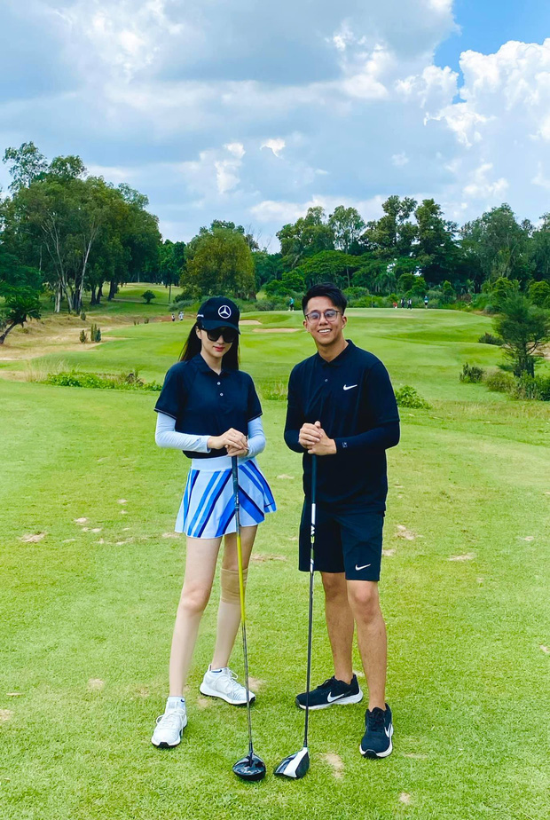 Hương Giang, Quỳnh Nga đi chơi golf mặc váy ngắn cũn, tưởng đâu 