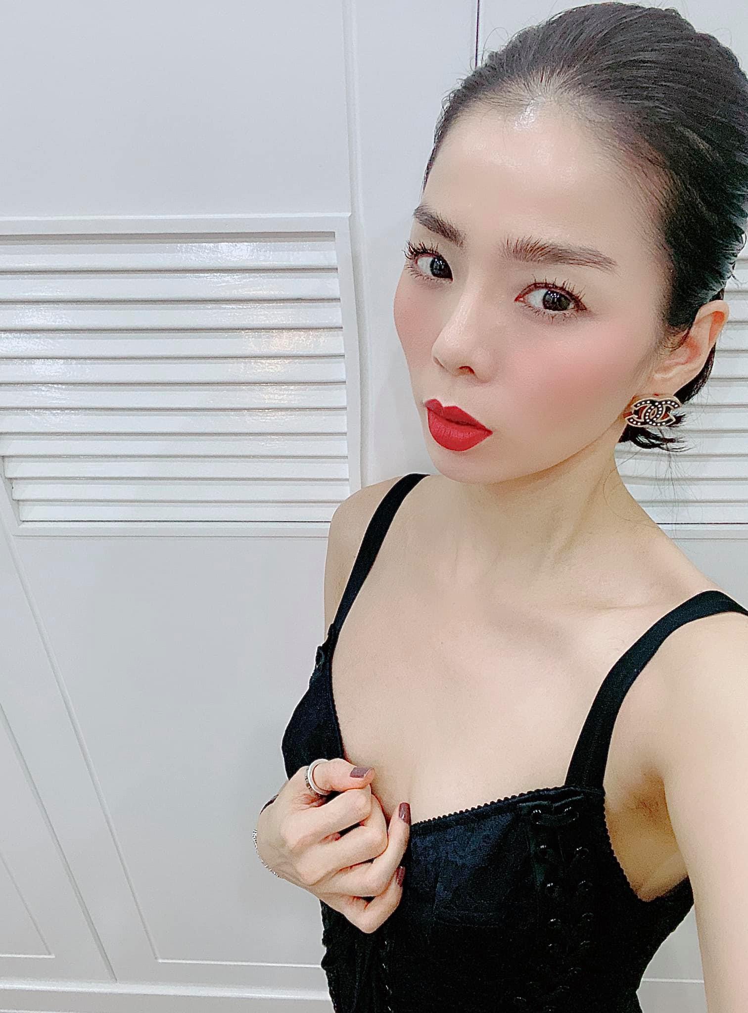 Lệ Quyên bất ngờ thừa nhận "không xinh" sau bao lần ăn vận sexy tự tin khoe body gợi cảm - Ảnh 2. Lệ Quyên bất ngờ thừa nhận "không xinh" sau bao lần ăn vận sexy tự tin khoe body gợi cảm