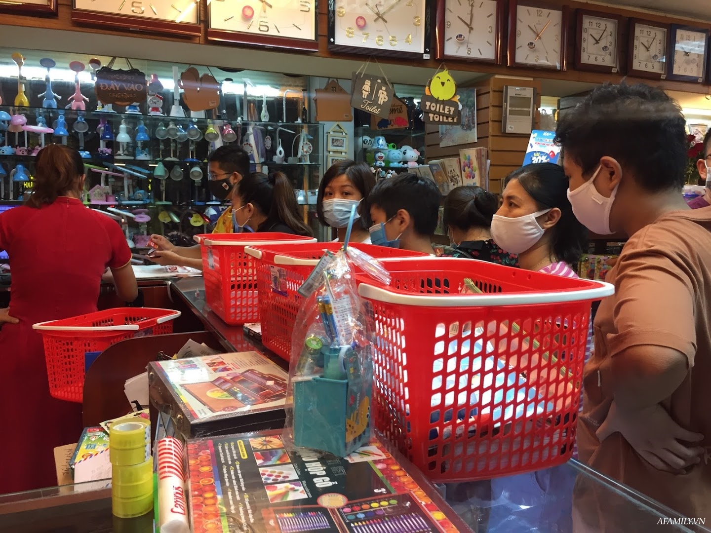 Cập nhật không khí mua sắm đầu khai giảng tại 5 nhà sách lớn tại Hà Nội: Nơi thưa thớt vắng vẻ, nơi xếp hàng đông đúc không lối chen - Ảnh 8.