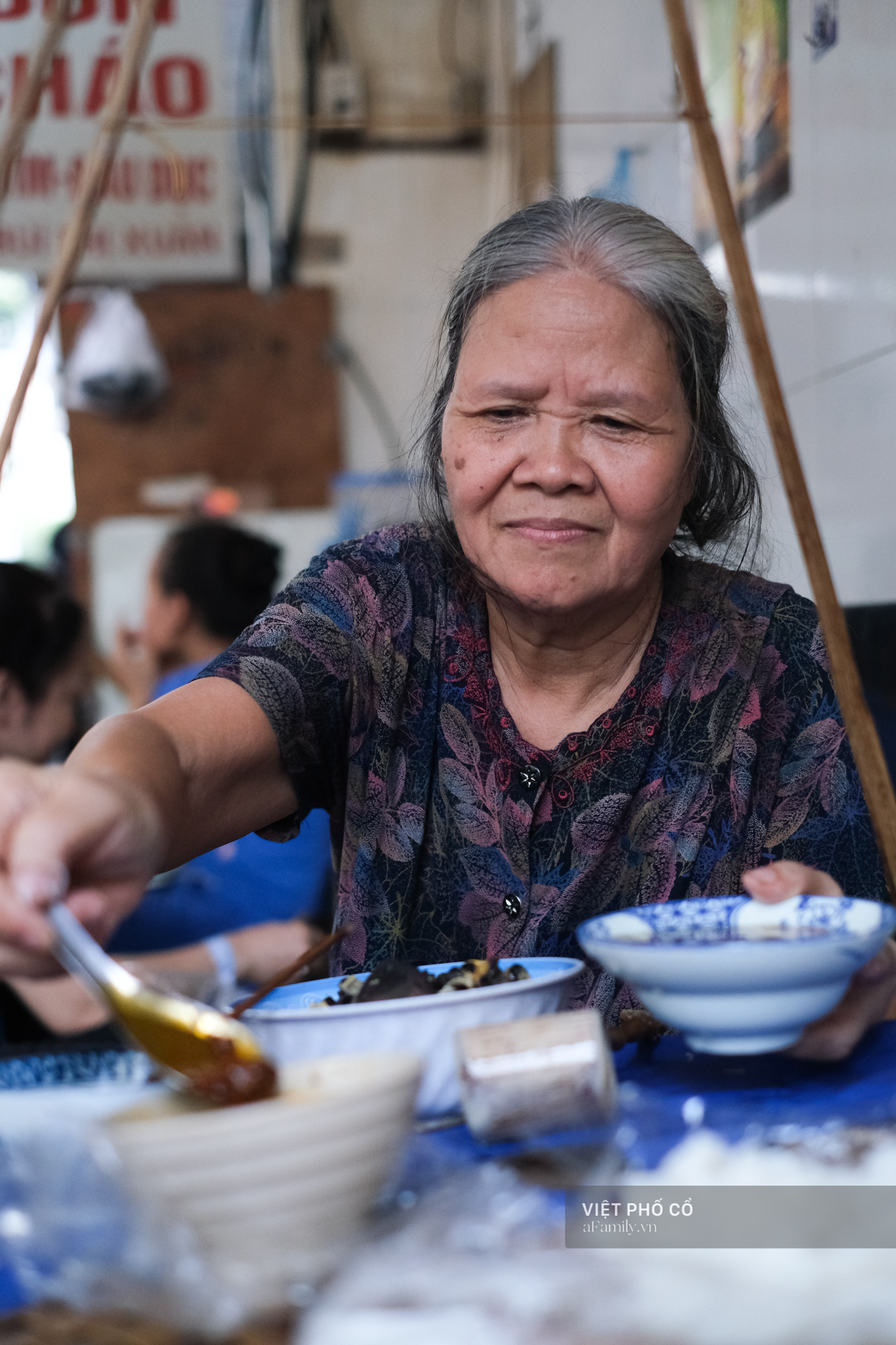 Quán bún ốc nguội “kiêu nhất Hà Nội” bên góc đường Bùi Thị Xuân, bà chủ thú vị như một “huyền thoại đô thị” - Ảnh 4.