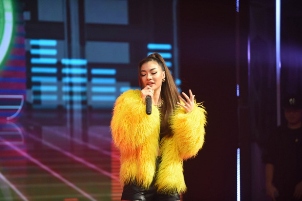 Á hậu Kiều Loan bị ném đá tơi tả ở "King of Rap", dân mạng mỉa mai "chỉ cần ngoại hình tốt người ta sẽ tưởng tượng nốt ra những lý do khiến bạn hoàn hảo" - Ảnh 2. Á hậu Kiều Loan bị ném đá tơi tả ở "King of Rap", dân mạng mỉa mai "chỉ cần ngoại hình tốt người ta sẽ tưởng tượng nốt ra những lý do khiến bạn hoàn hảo" - Ảnh 2.