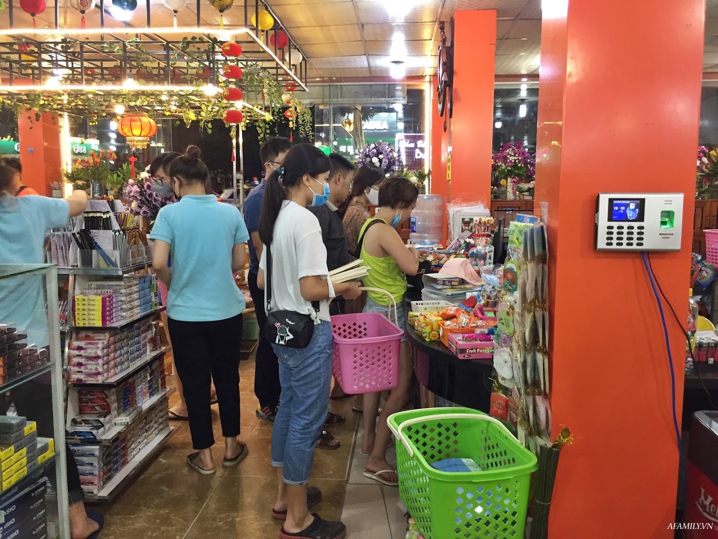 Cập nhật không khí mua sắm đầu khai giảng tại 5 nhà sách lớn tại Hà Nội: Nơi thưa thớt vắng vẻ, nơi xếp hàng đông đúc không lối chen - Ảnh 14.