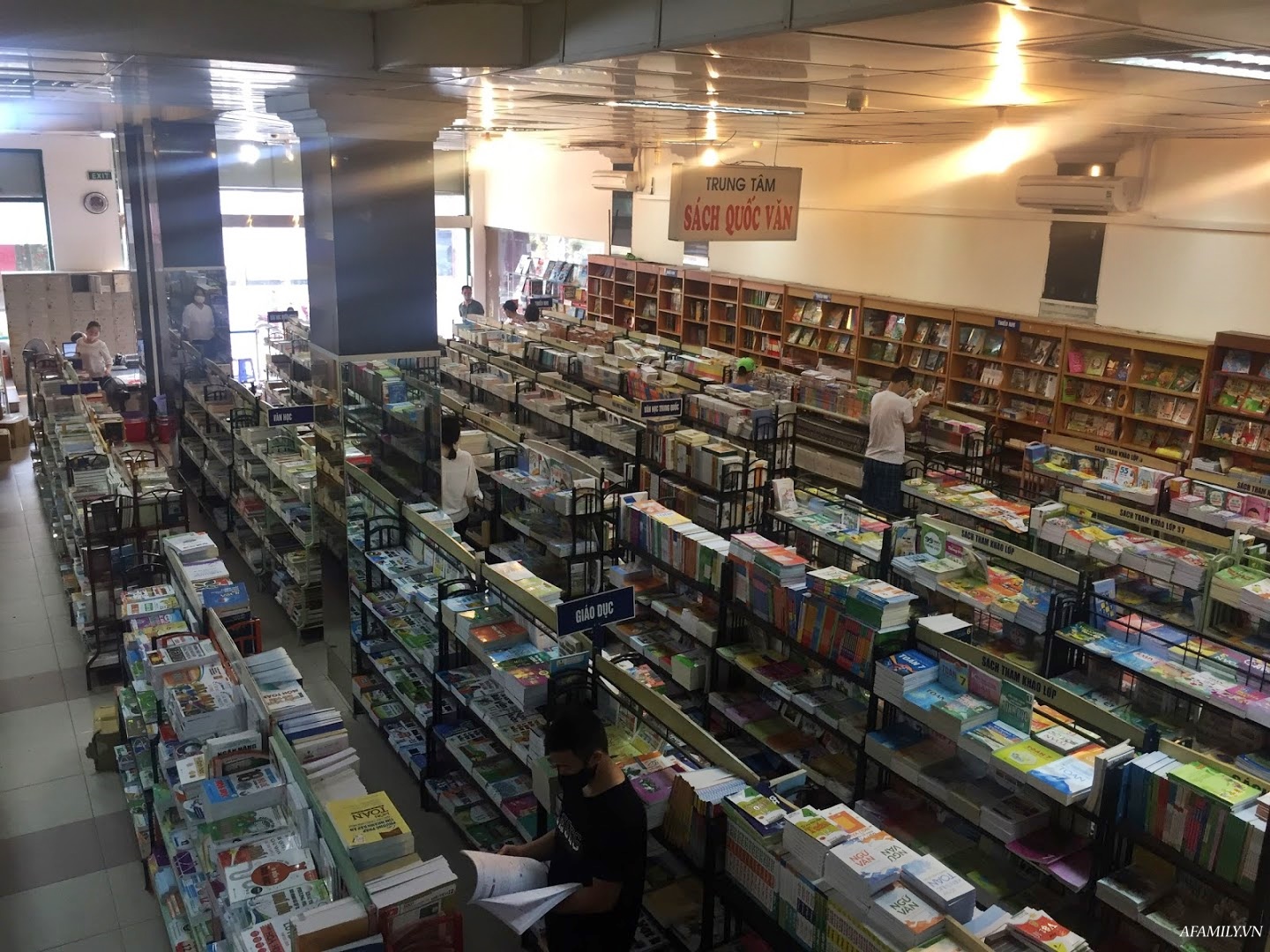 Cập nhật không khí mua sắm đầu khai giảng tại 5 nhà sách lớn tại Hà Nội: Nơi thưa thớt vắng vẻ, nơi xếp hàng đông đúc không lối chen - Ảnh 18.