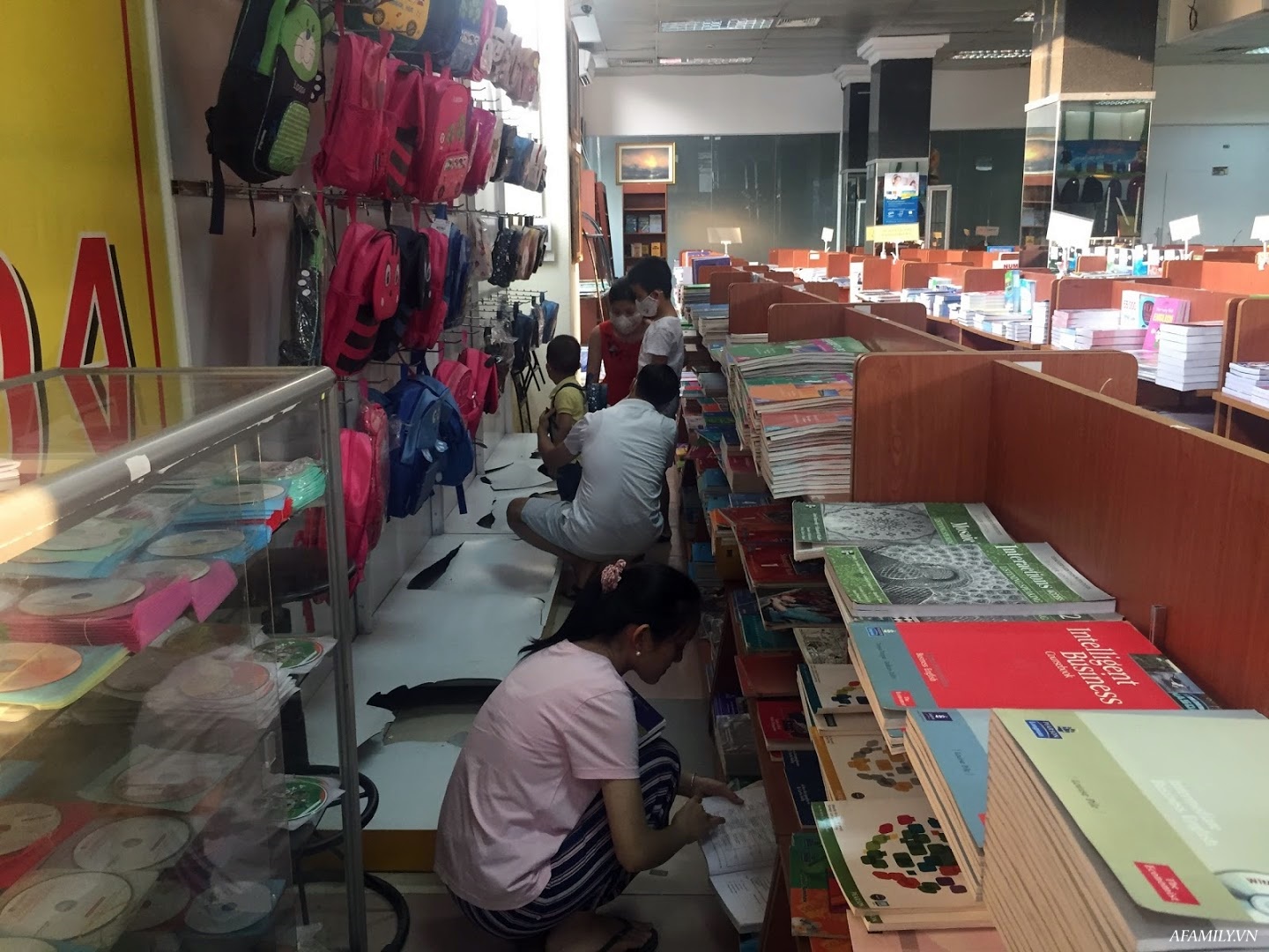 Cập nhật không khí mua sắm đầu khai giảng tại 5 nhà sách lớn tại Hà Nội: Nơi thưa thớt vắng vẻ, nơi xếp hàng đông đúc không lối chen - Ảnh 20.