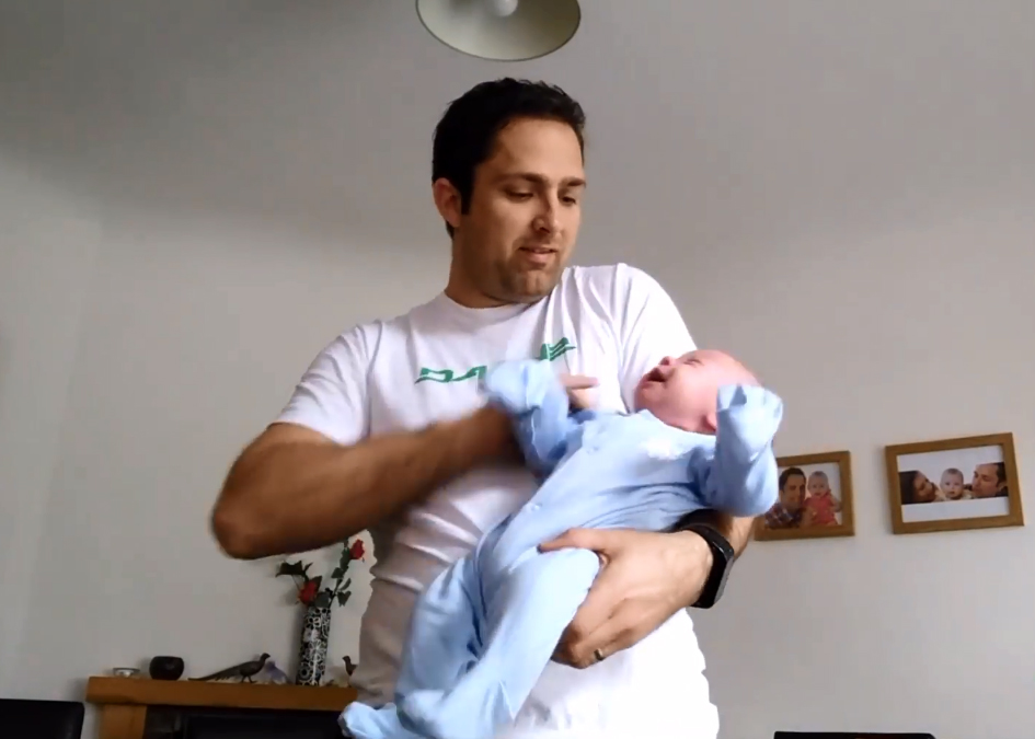 Con đang kh&oacute;c ngằn ngặt lập tức n&iacute;n kh&oacute;c sau 5 gi&acirc;y, &ocirc;ng bố kh&eacute;o l&eacute;o n&agrave;y đ&atilde; giở chi&ecirc;u "thần th&aacute;nh" g&igrave; vậy? - Ảnh 2.