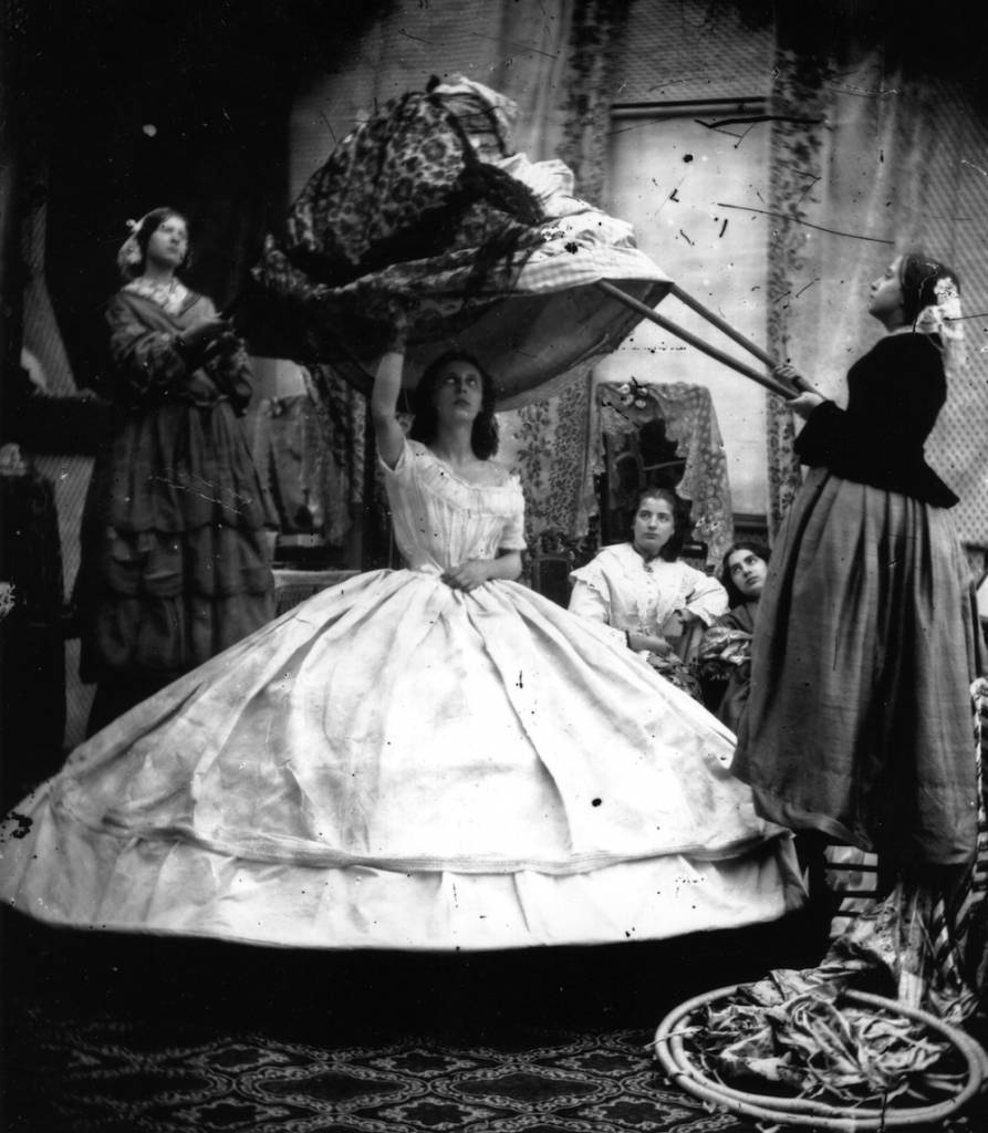 Thời Trang Nữ Victoria Phụ Nữ Mặc Váy Hooped Những Năm 1860 Hình minh họa  Sẵn có  Tải xuống Hình ảnh Ngay bây giờ  iStock