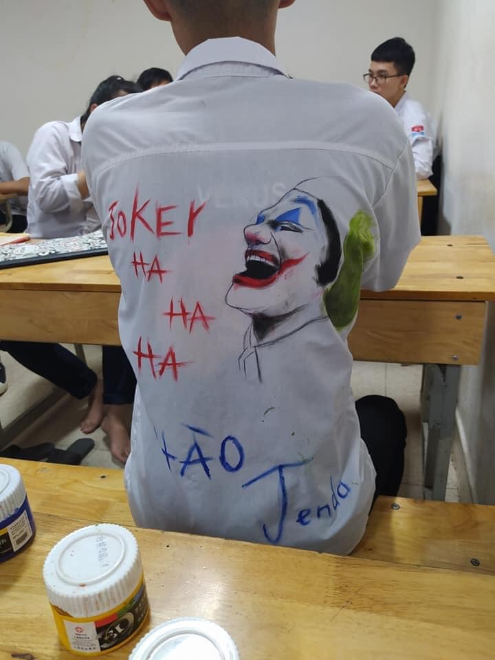 Lưu bút bằng chữ ký đã xưa lắm rồi, giờ phải "họa" hẳn một bức to tổ chảng trên lưng bạn bè thế này mới là hợp trend - Ảnh 7. Lưu bút bằng chữ ký đã xưa lắm rồi, giờ phải "họa" hẳn một bức to tổ chảng trên lưng bạn bè thế này mới là hợp trend - Ảnh 7.