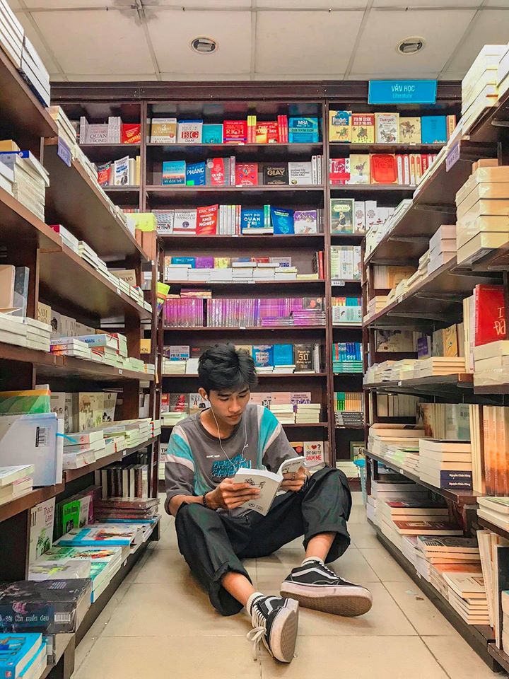 Lưu bút bằng chữ ký đã xưa lắm rồi, giờ phải "họa" hẳn một bức to tổ chảng trên lưng bạn bè thế này mới là hợp trend - Ảnh 2. Lưu bút bằng chữ ký đã xưa lắm rồi, giờ phải "họa" hẳn một bức to tổ chảng trên lưng bạn bè thế này mới là hợp trend - Ảnh 2.