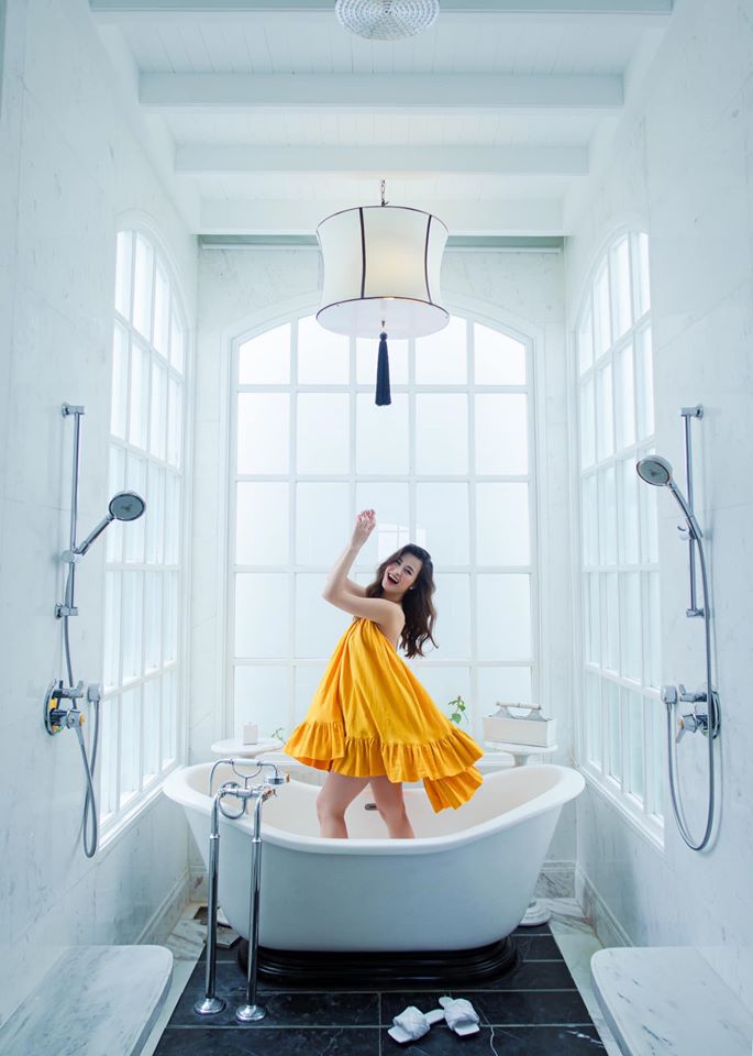 Diện váy hờ hững vòng 1, Kỳ Duyên mải tạo dáng đến suýt hớ hênh; đến Đông Nhi lại kín đáo hơn hẳn - Ảnh 6. Diện váy hờ hững vòng 1, Kỳ Duyên mải tạo dáng đến suýt hớ hênh; đến Đông Nhi lại kín đáo hơn hẳn - Ảnh 6.