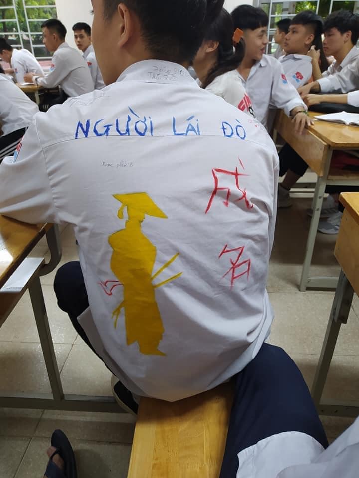 Lưu bút bằng chữ ký đã xưa lắm rồi, giờ phải "họa" hẳn một bức to tổ chảng trên lưng bạn bè thế này mới là hợp trend - Ảnh 4. Lưu bút bằng chữ ký đã xưa lắm rồi, giờ phải "họa" hẳn một bức to tổ chảng trên lưng bạn bè thế này mới là hợp trend - Ảnh 4.