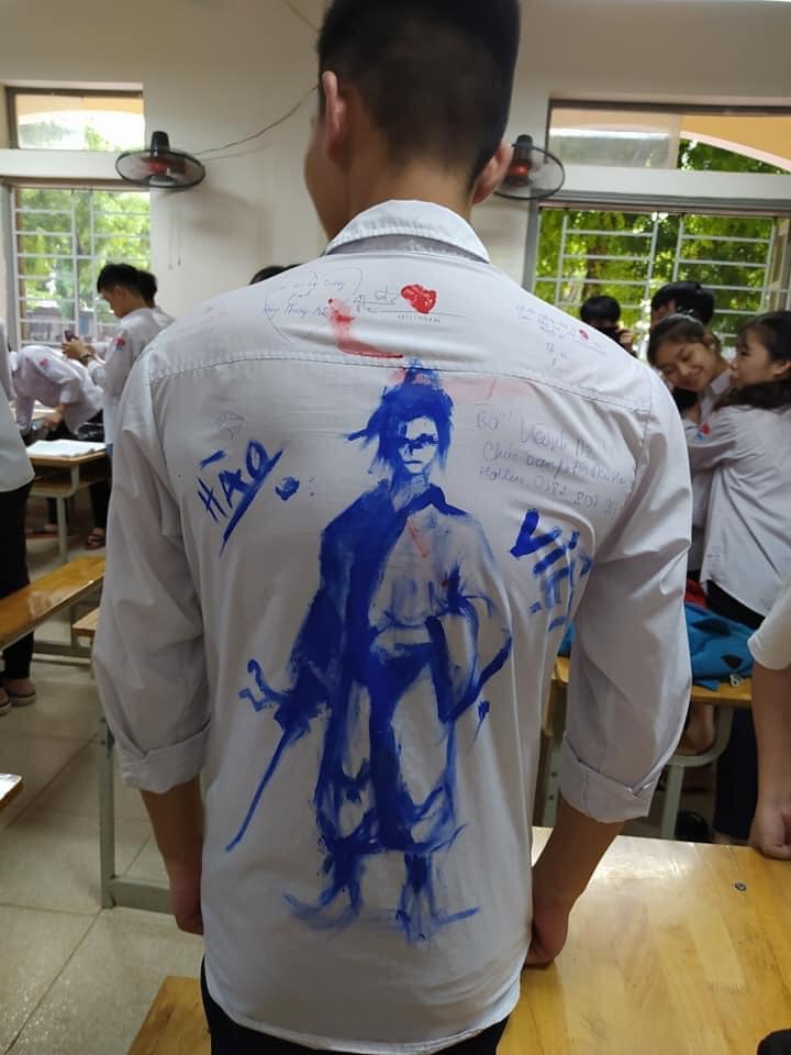 Lưu bút bằng chữ ký đã xưa lắm rồi, giờ phải "họa" hẳn một bức to tổ chảng trên lưng bạn bè thế này mới là hợp trend - Ảnh 3. Lưu bút bằng chữ ký đã xưa lắm rồi, giờ phải "họa" hẳn một bức to tổ chảng trên lưng bạn bè thế này mới là hợp trend - Ảnh 3.