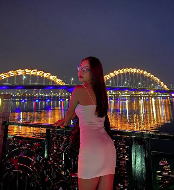 Đăng ảnh chụp gần cầu Rồng Đà Nẵng nhưng không đeo khẩu trang, hot girl Nhật Lê bị anti-fan chỉ trích xúc phạm nặng nề  - Ảnh 1.