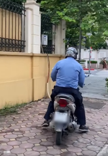 Cộng đồng mạng kiến quyết tìm cho bằng được người đàn ông chạy xe máy &quot;sờ đùi&quot; các cô gái trên đường phố Hà Nội - Ảnh 1.