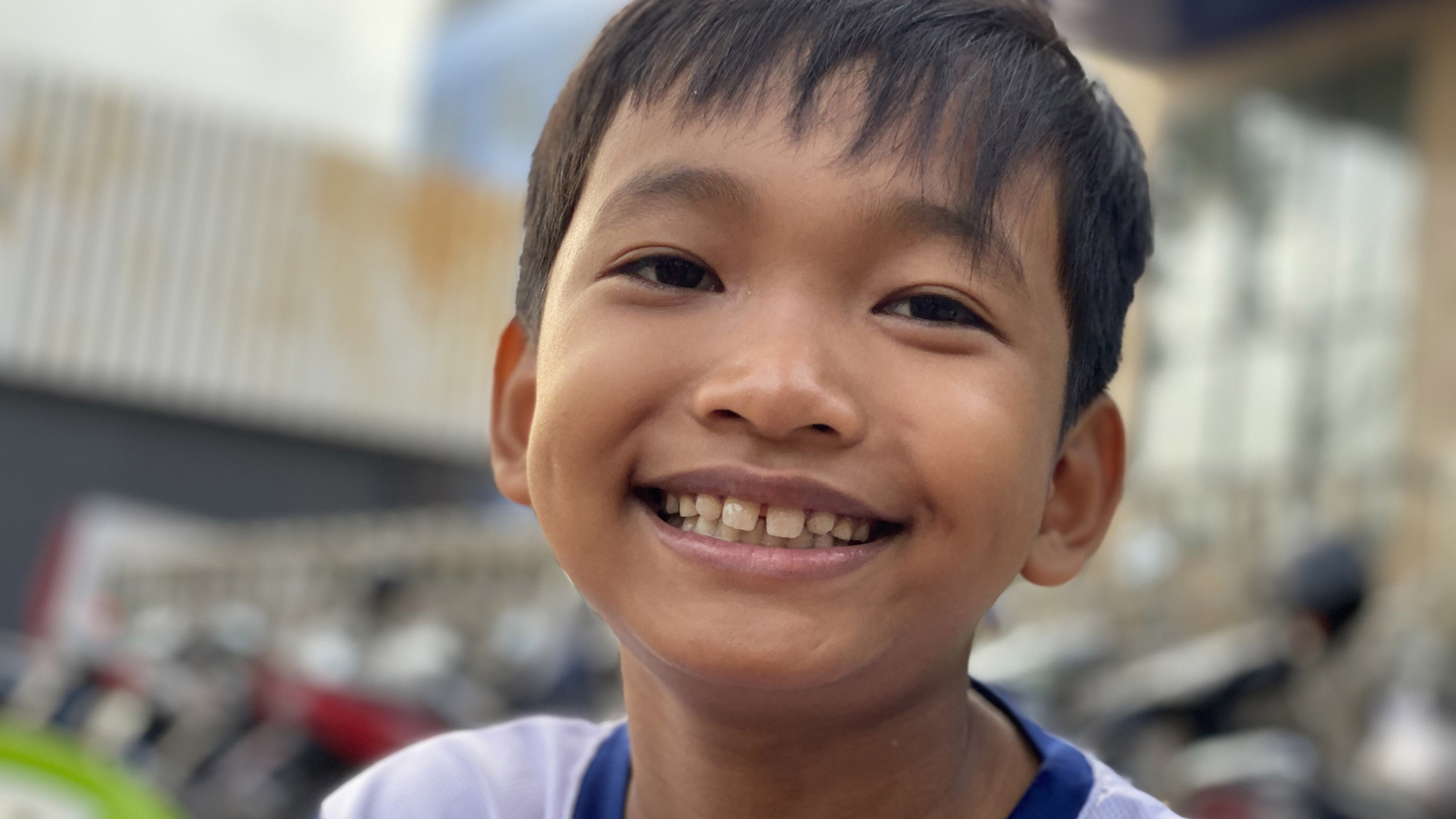 Hành động đẹp của cậu bé 10 tuổi ở góc đường An Dương Vương, quận ...