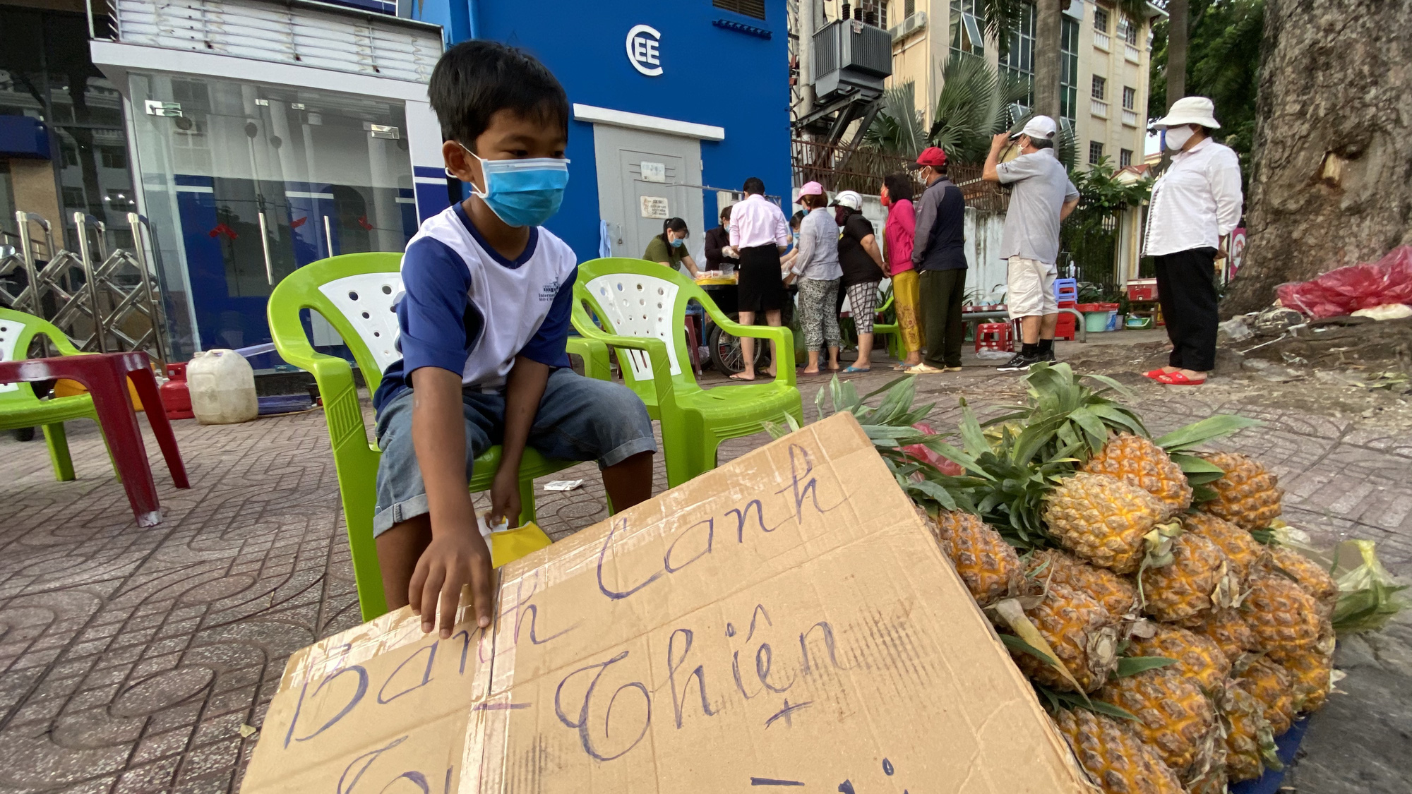 Hành động đẹp của cậu bé 10 tuổi ở góc đường An Dương Vương, quận 5 - Ảnh 2.