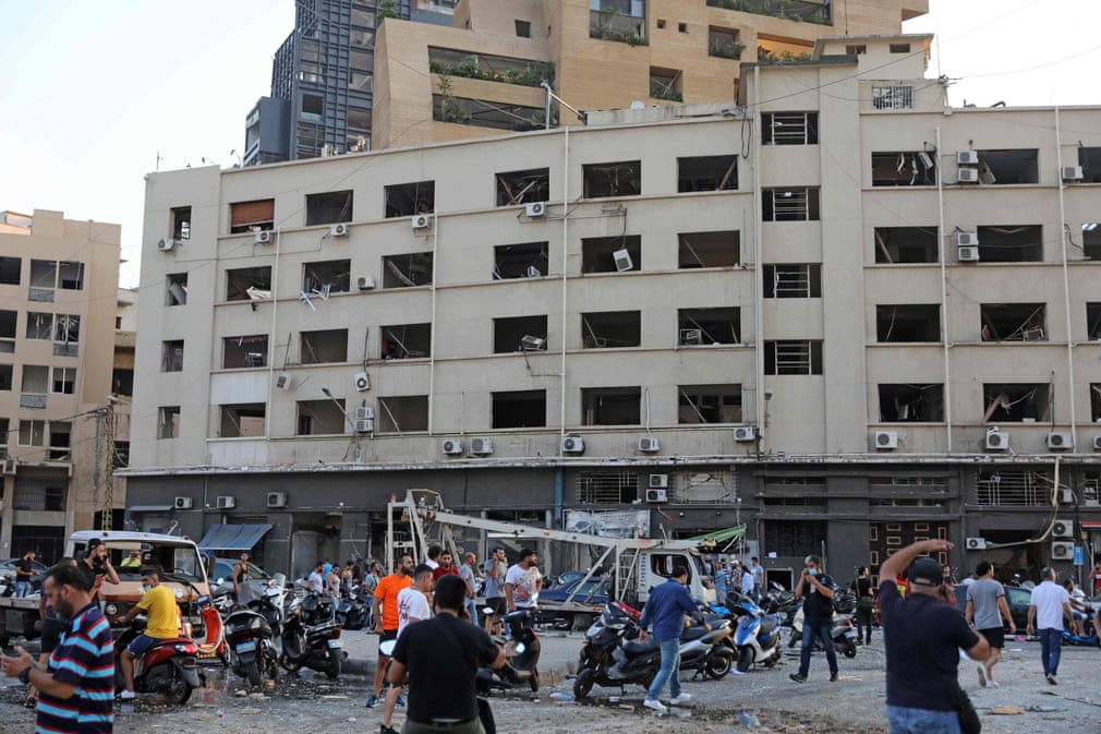 Những hình ảnh thương tâm tại hiện trường vụ nổ kinh hoàng đang làm chấn động thủ đô của Liban - Ảnh 18.