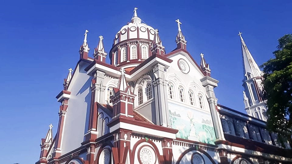 Ngỡ ngàng với 2 nhà thờ màu tím và màu nâu đẹp như thánh đường châu Âu cổ tại Nghệ An, dân tình lại rủ nhau đi check in rầm rộ - Ảnh 8.