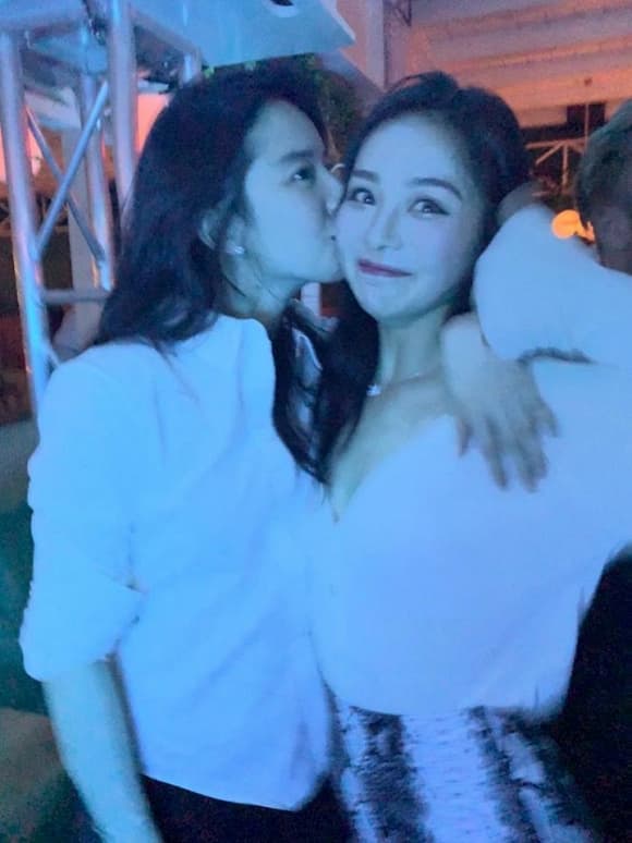 "Thần tiên tỷ tỷ" Lưu Diệc Phi lộ hình ảnh ăn chơi "tới bến", khiến dân tình nghi ngờ về tính cách ngọc nữ - Ảnh 3. "Thần tiên tỷ tỷ" Lưu Diệc Phi lộ hình ảnh ăn chơi "tới bến", khiến dân tình nghi ngờ về tính cách ngọc nữ - Ảnh 3.