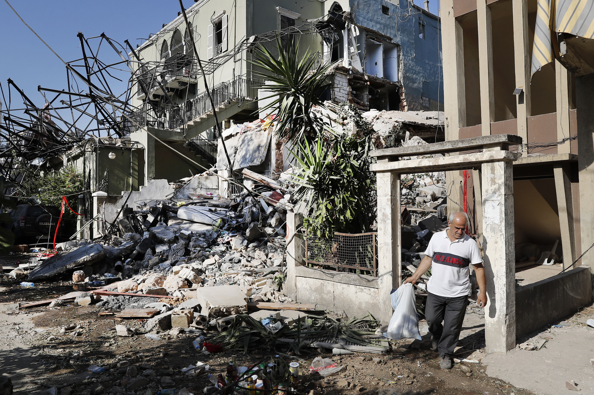 Vụ nổ thổi bay nhà cửa, lương thực dự trữ, thủ đô Lebanon đối mặt cuộc khủng hoảng nhân đạo - Ảnh 1.