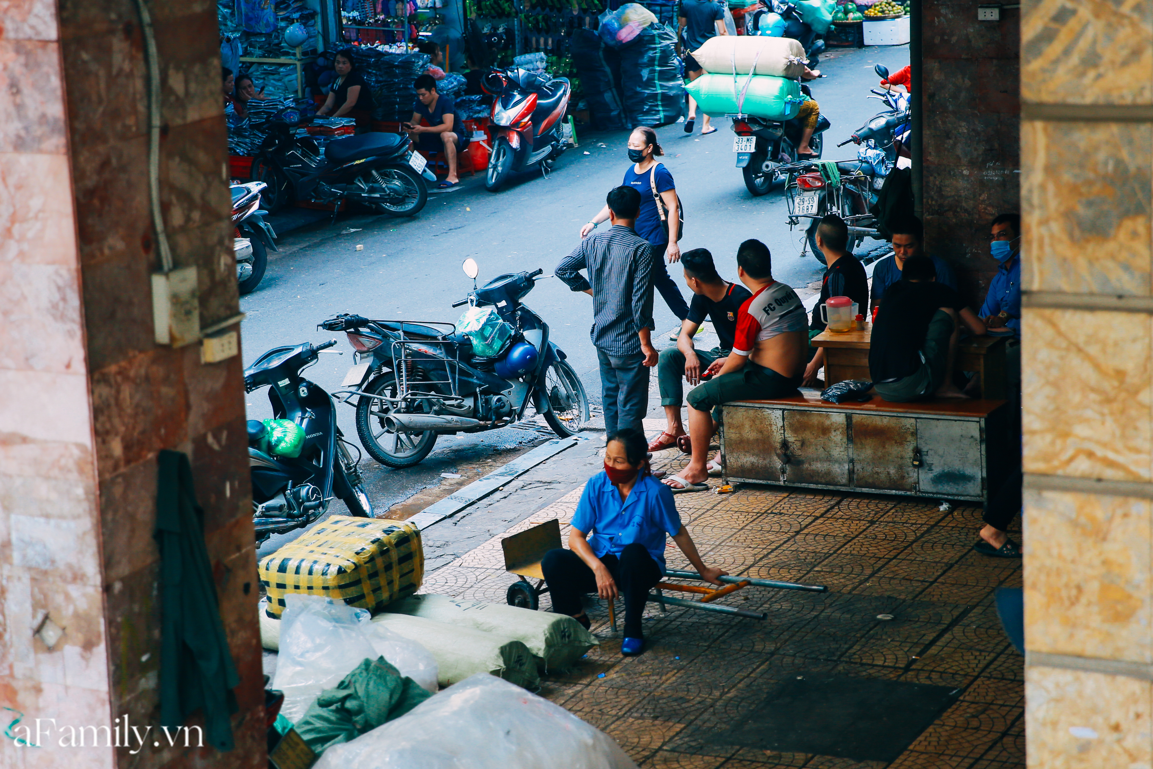 Loạt cửa hàng buôn bán ảm đạm chẳng buồn mở cửa, chợ đầu mối lớn nhất phố cổ 