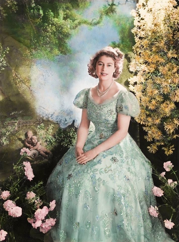 Một loạt ảnh hiếm thời trẻ của Nữ ho&agrave;ng Anh cho thấy b&agrave; đ&iacute;ch thực l&agrave; "tuyệt sắc giai nh&acirc;n" với kh&iacute; chất hiếm ai s&aacute;nh bằng - Ảnh 2.