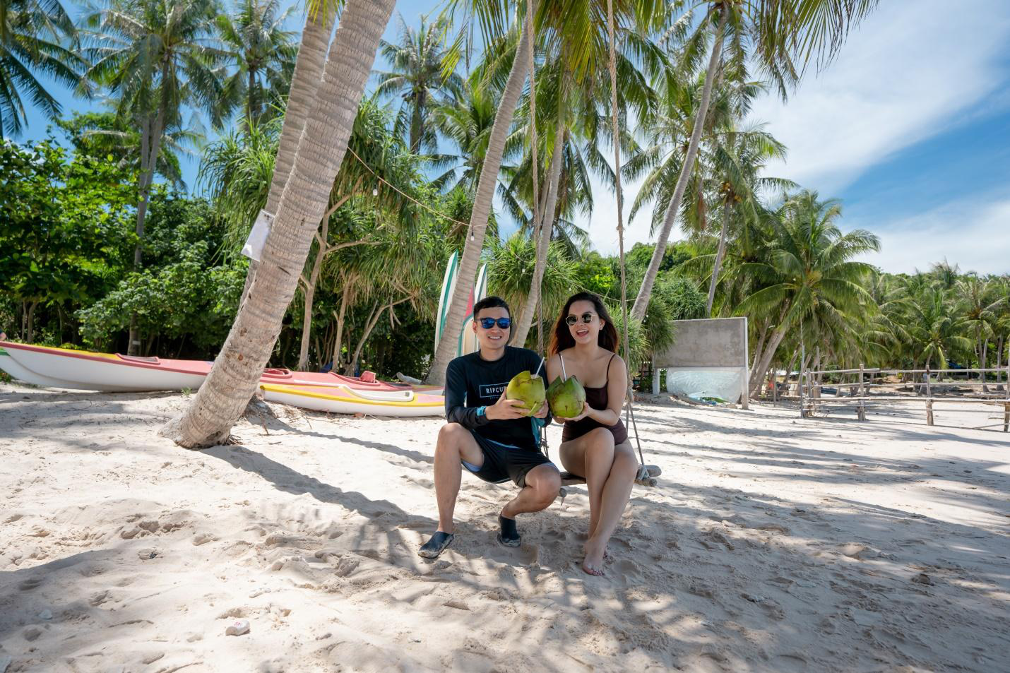Bắt gặp Quang Vinh và Phạm Quỳnh Anh ăn tối lãng mãn bên bờ biển Phú Quốc - Ảnh 5. Bắt gặp Quang Vinh và Phạm Quỳnh Anh ăn tối lãng mãn bên bờ biển Phú Quốc - Ảnh 5.